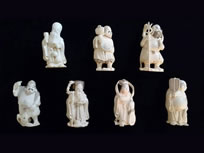 象牙の7福神の彫刻がされた置物